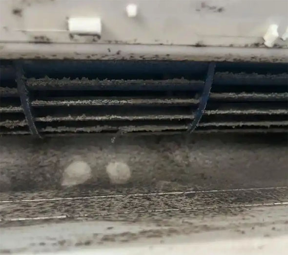 中山空调吹的风有股烧焦味是怎么回事